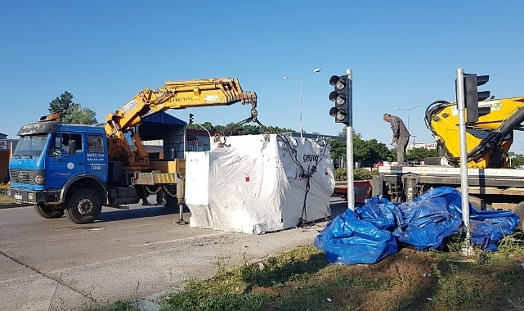 Samsun'da tırın taşıdığı 40 tonluk pres makinesi yola devrildi