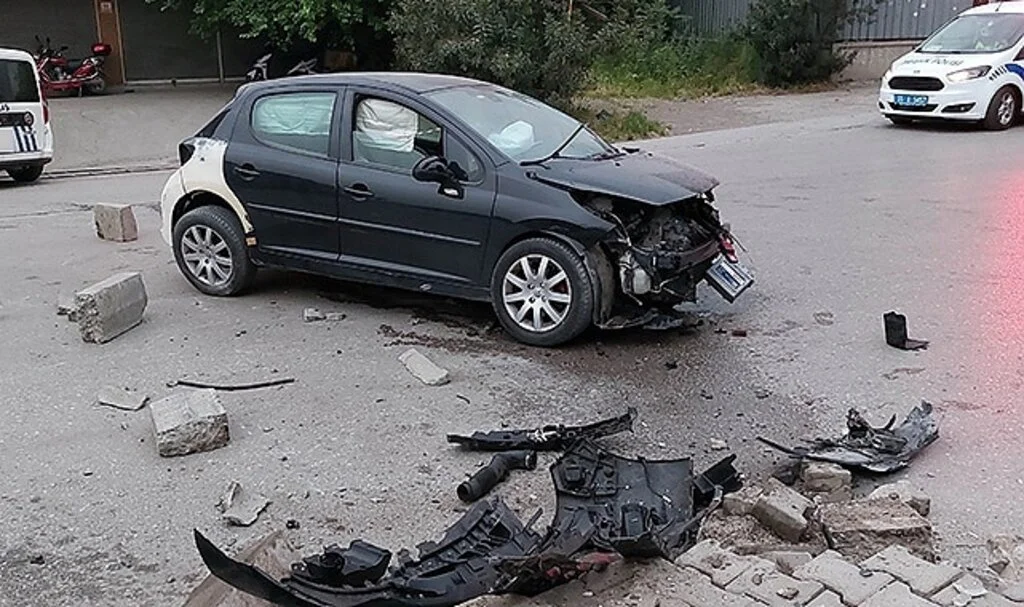 Samsun'da yaşanan 3 ayrı trafik kazası Kent Güvenlik Yönetim Sistemi (KGYS) kameralarına yansıdı.