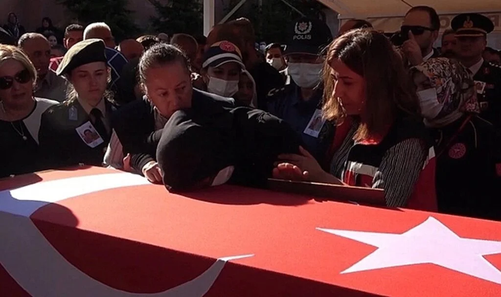 Şehit ağabeyi Mert Otal'ı asker selamıyla son yolculuğuna uğurladı