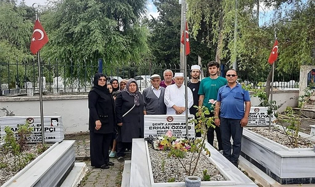 Şehit asker mezarı başında anıldı