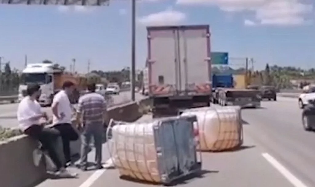 Seyir halindeki tırdan kimyasal dolu tanklar düştü