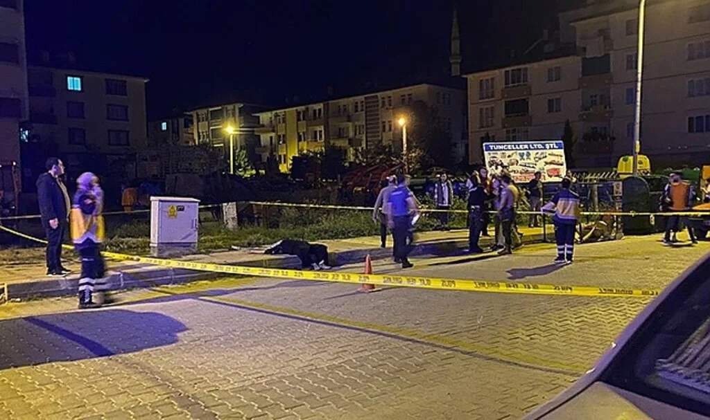 Silahla vurulan kadın sokak ortasında ölü bulundu