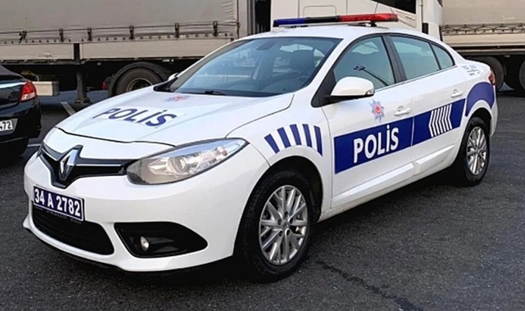Sivil araç ile çarpışıp yan yatan polis aracına ilk müdahale vatandaşlardan geldi