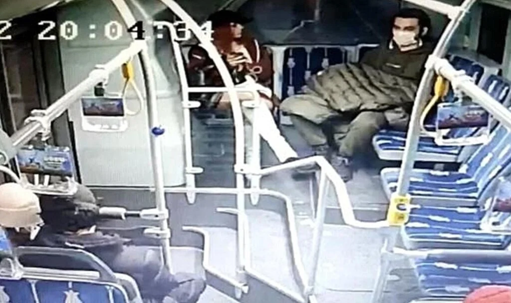 Tacize uğradığını iddia eden genç kız metrobüste tekme tokat saldırıya geçti