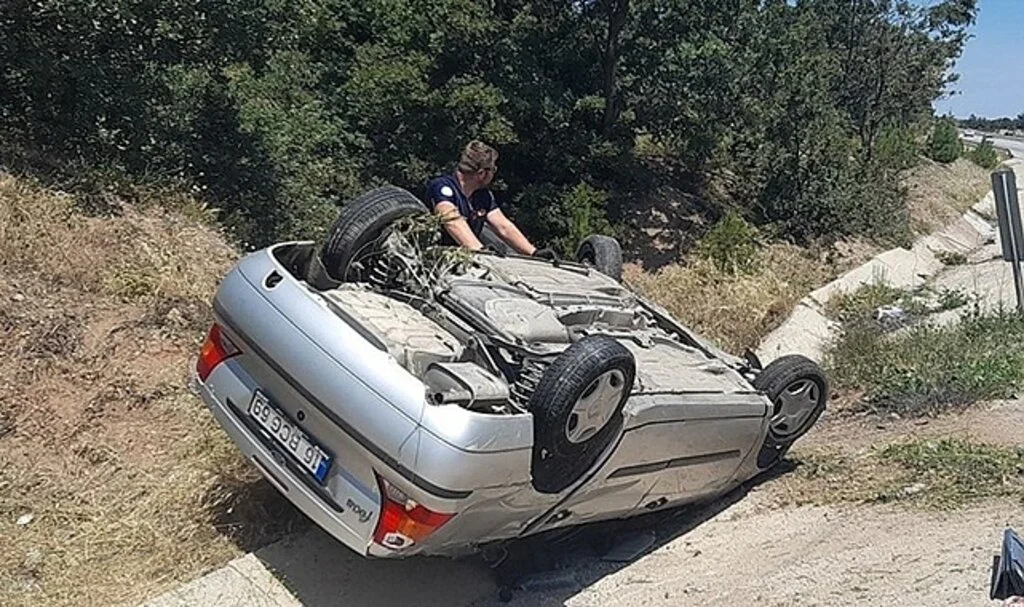 Takla atan otomobilde 2 kişi öldü, 2 kişi yaralandı