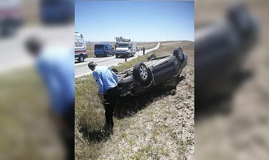 Takla atan otomobildeki kadın ve 2 çocuğu yaralandı