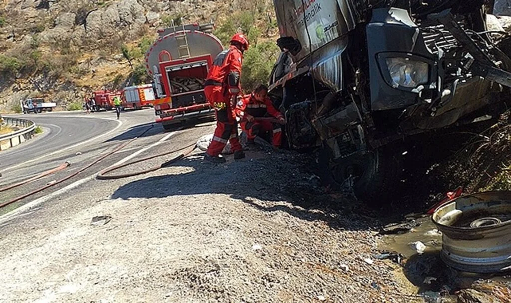 Talihsiz genç yanan tırda yaşamını yitirdi