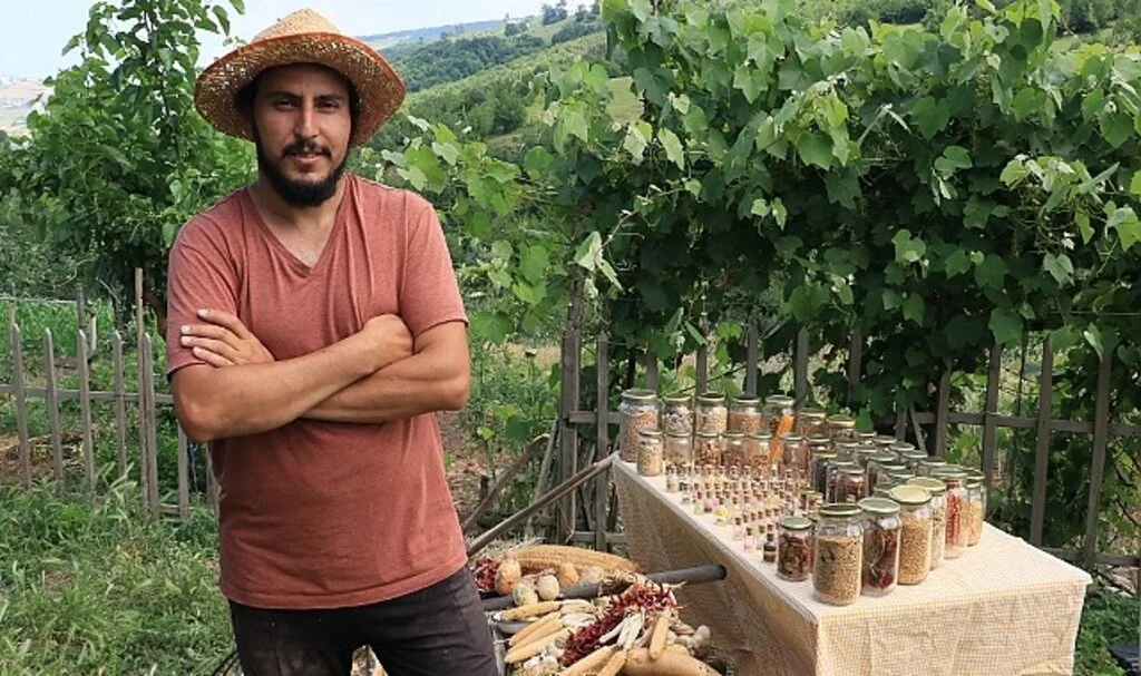  Tarlada çiftçi sınıfta öğretmen 