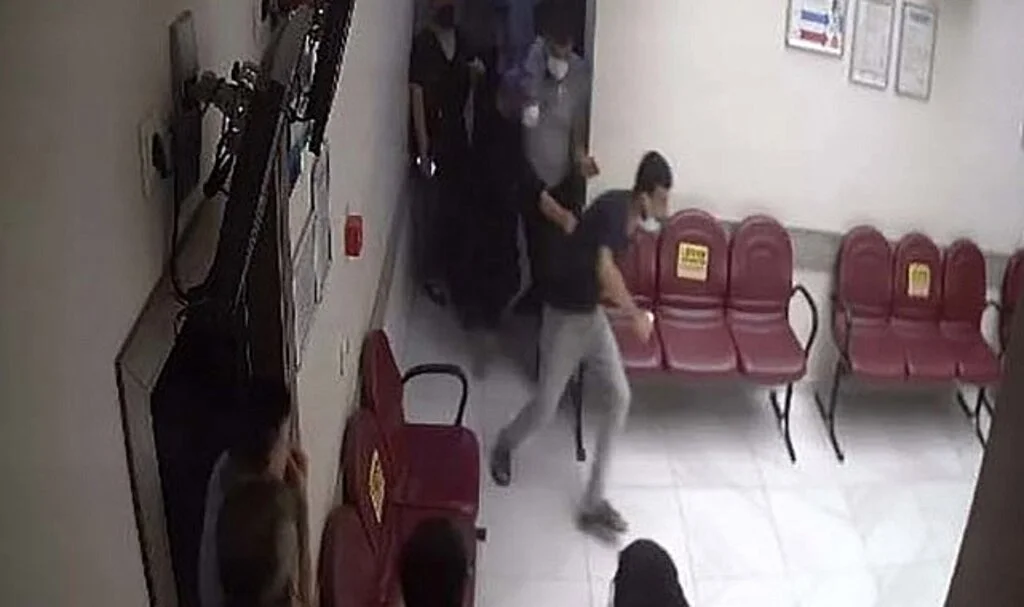 Tedaviyi beğenmeyen hastanın ağabeyi diş hekimini darp etti