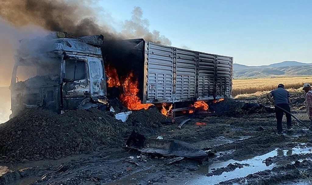 Tır alev alev yandı, dorsesindeki 30 ton buğday zarar görmedi