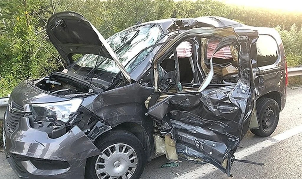 Tır ile hafifi ticari araç çarpıştı: 2 yaralı