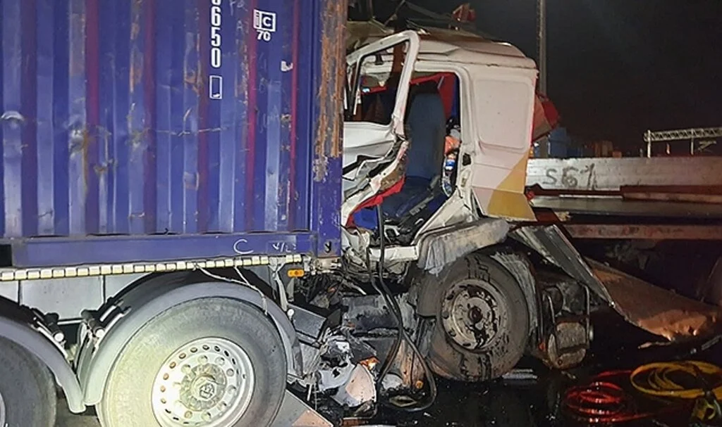 Tır tıra arkadan çarptı, sıkışan sürücüyü itfaiye ekipleri kurtardı