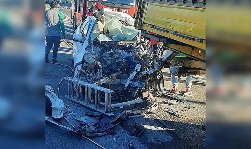 Tıra arkadan çarpan otomobil hurdaya döndü: 2 ölü, 1 yaralı