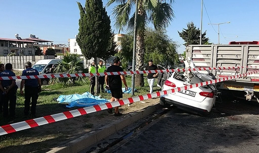 Tıra arkadan otomobille çarpan 3 genç hayatını kaybetti
