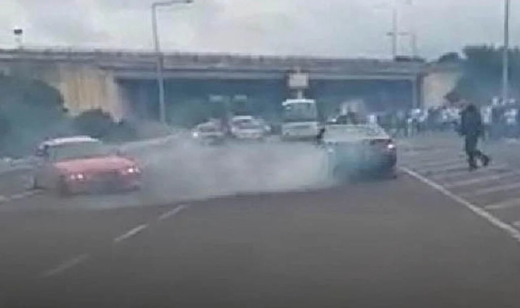 Trafiği kapatıp drift yapan 2 sürücüye toplam 30 bin 131 TL ceza kesildi