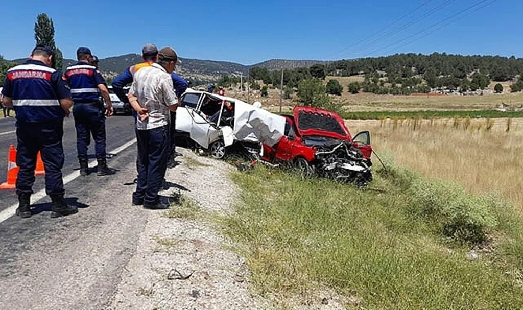 trafik kazası 1 ölü, 2 yaralı