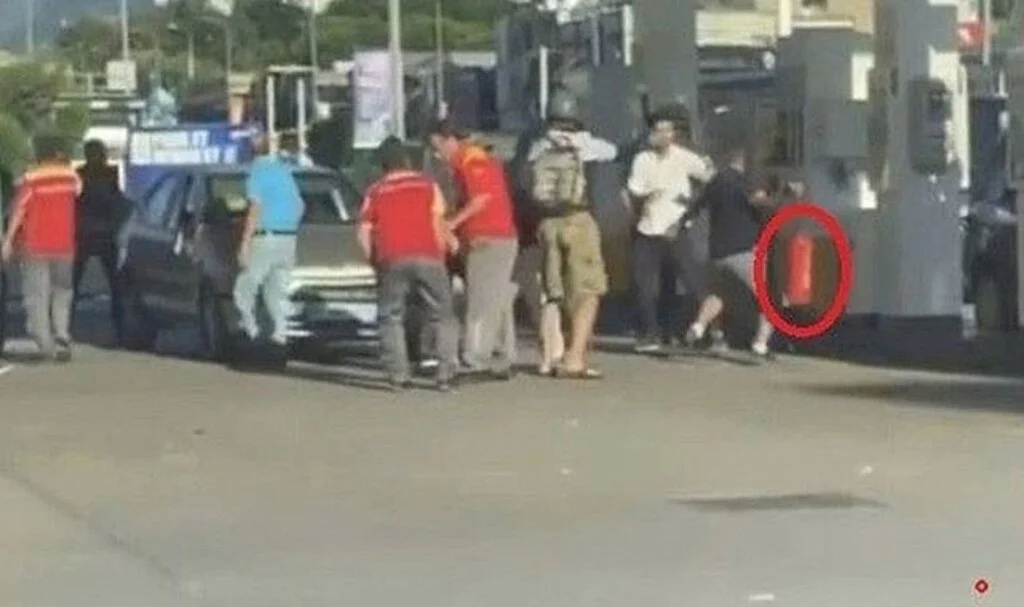 Trafikte 'makas' kavgası kamerada: Yangın tüpüyle saldırdı
