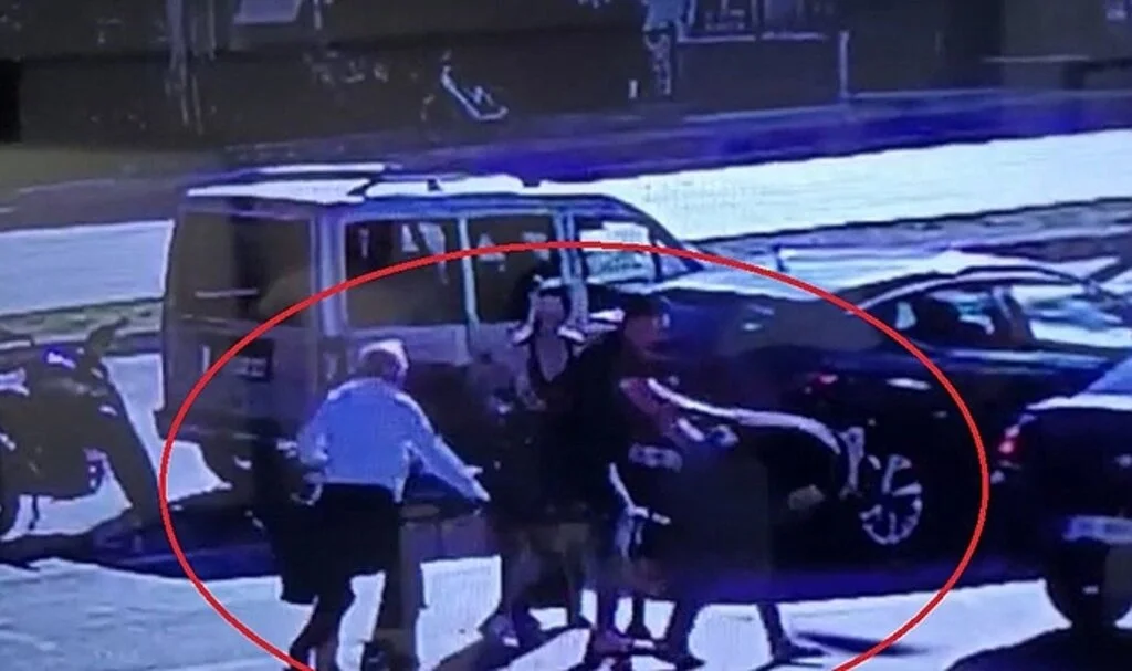Trafikte yol verme tartışmasında polis memuru bıçaklandı: Olay anı kamerada