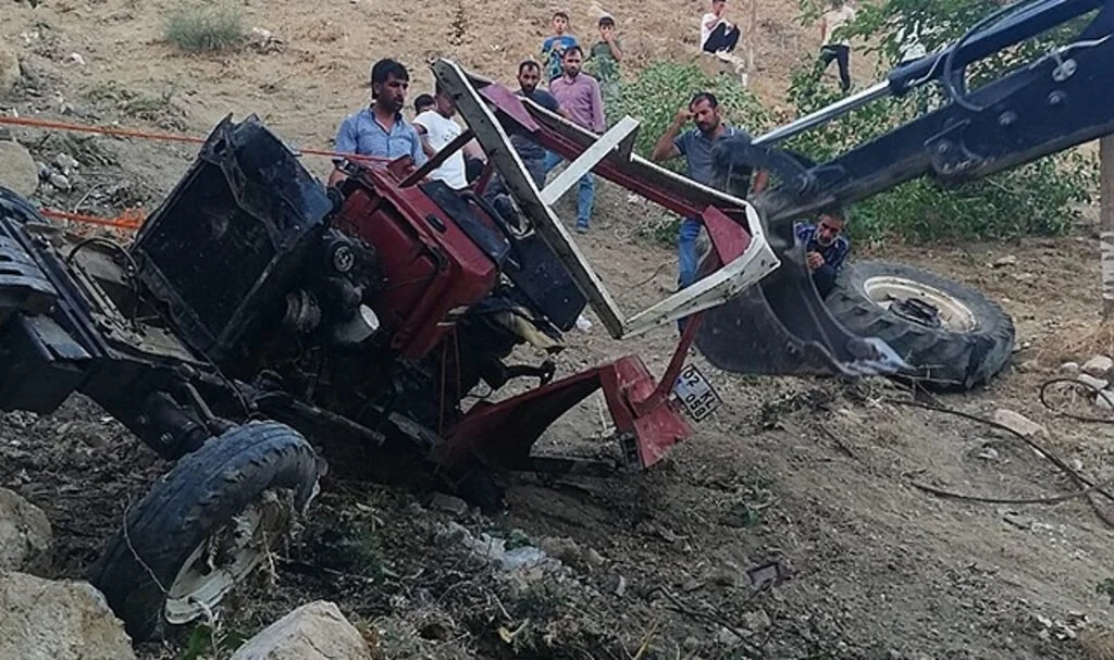 Traktör uçurumdan yuvarlandı