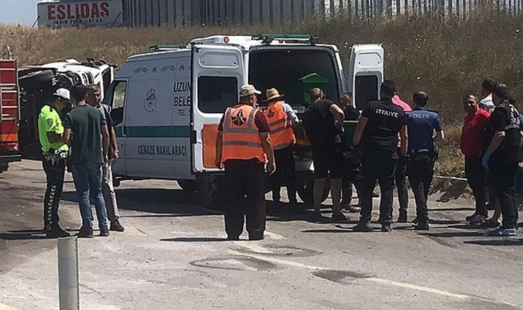 Traktöre çarpan tır sürücüsü öldü