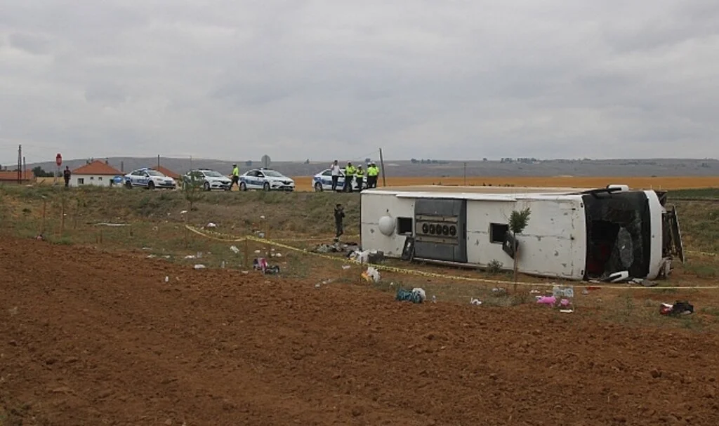 Tur otobüsü şarampole devrildi: 31 yaralı