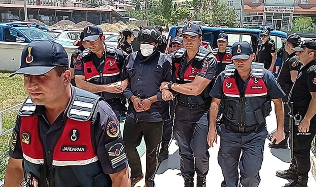 Üç kişinin katili çoban adliyeye çelik yelek ve miğferle çıkartıldı