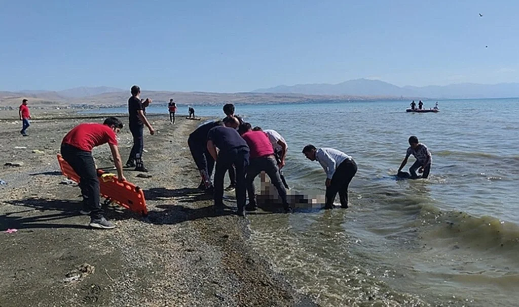 Van Gölü'ne giren çocuklardan 2'sinin cansız bedeni bulundu!