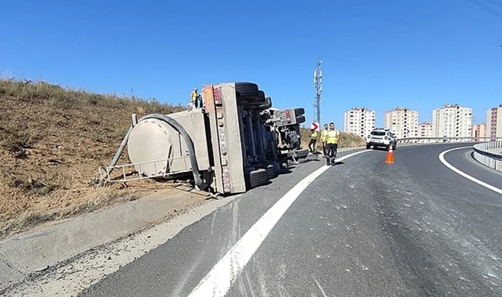 Virajı dönemeyen beton mikseri yan yattı, sürücüsü ağır yaralandı