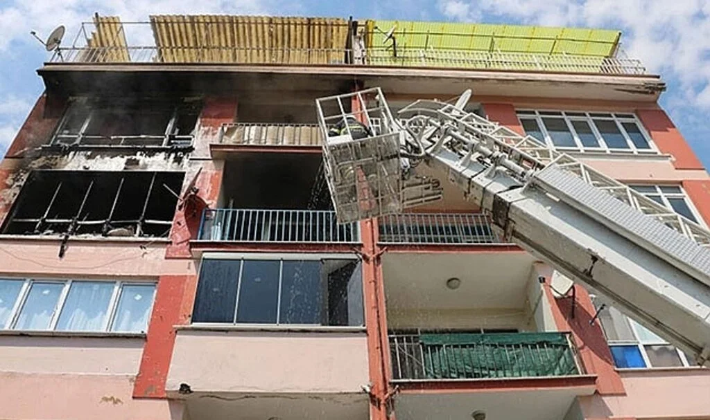 Yangında can pazarı: Alevlerin arasında kaldı