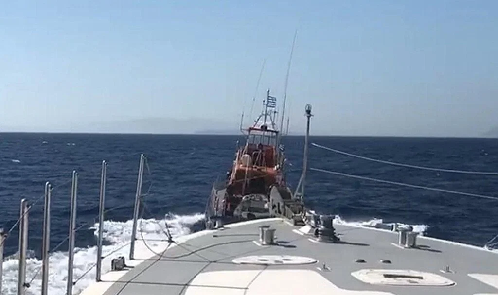 Yat yarışına tacizde bulunan Yunan Sahil Güvenlik unsurunu Türk Sahil Güvenlik botu kovaladı
