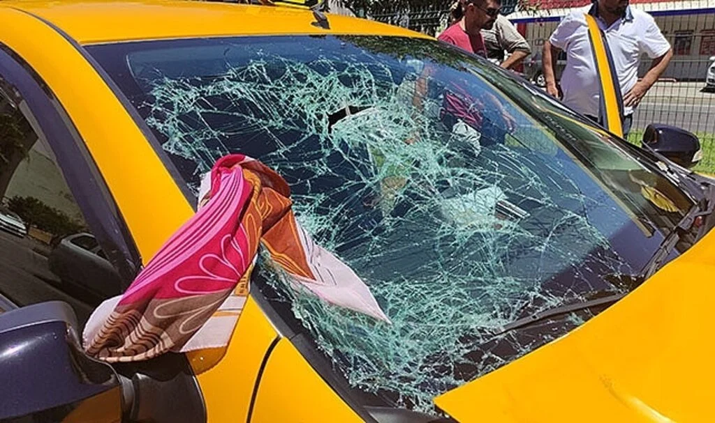 Yaya geçidinden geçen kadın ticari taksinin çarpması sonucu hayatını kaybetti