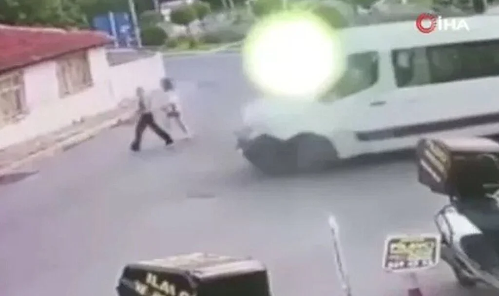 Yaya geçidini kapattı, kendisini uyaran kadınların üzerine minibüsü sürdü