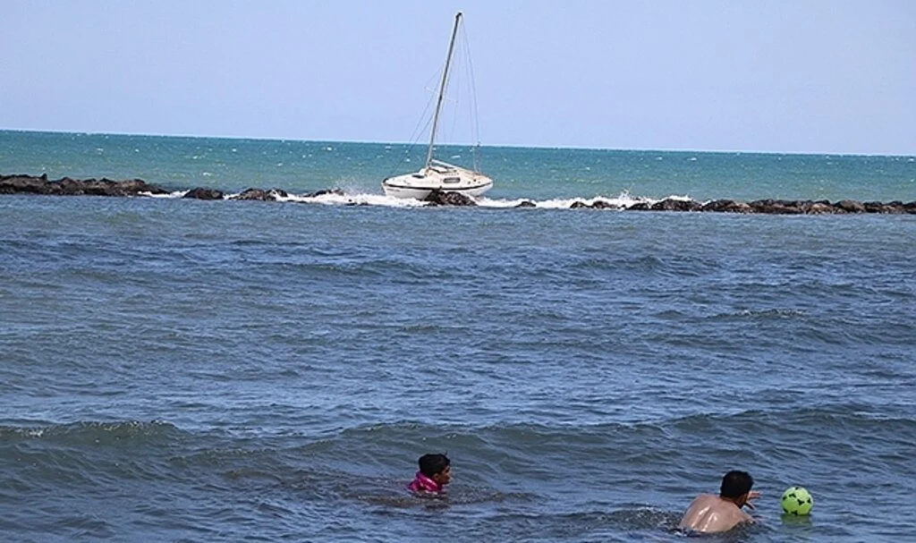 Yelkenli tekne dalgakırana çarptı, 3 kişi ölümden döndü
