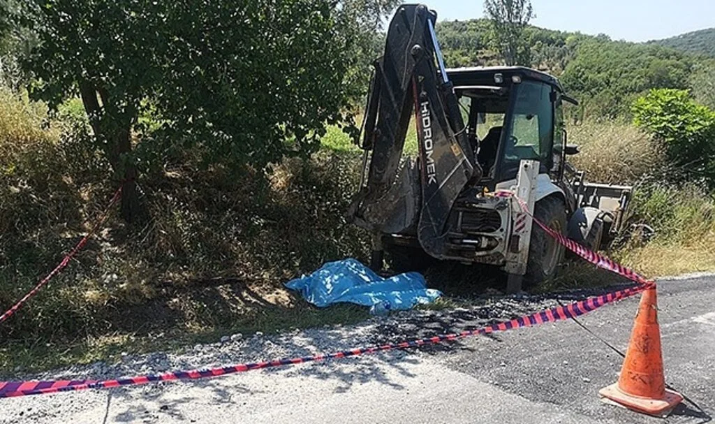 Yol çalışmasını izleyen şahıs iş makinesinin altında kalarak hayatını kaybetti