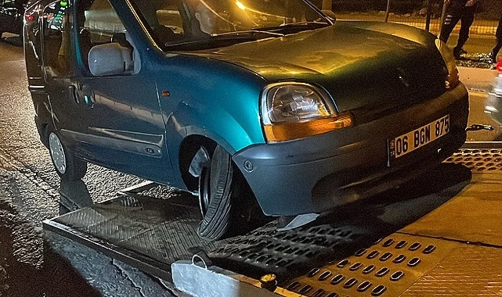 Yola düşen kaya parçaları araca zarar verdi