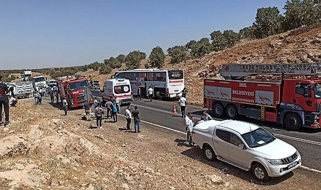 Yolcu otobüsü ile otomobil çarpıştı: 1 ölü, 12 yaralı
