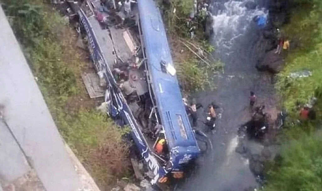 Yolcu otobüsü köprüden uçtu: 33 ölü