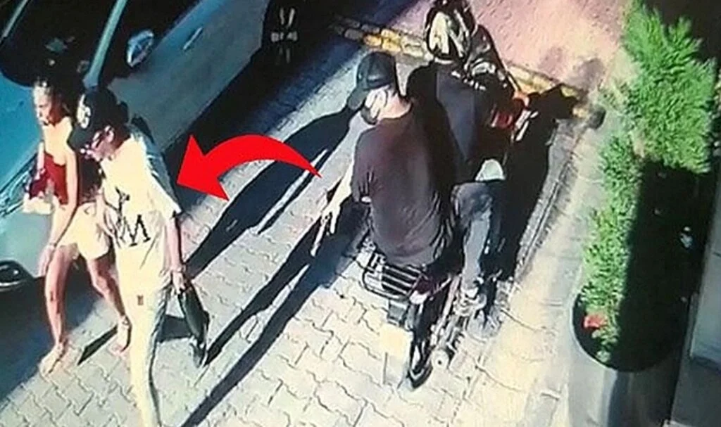 Yolda yürüyen sevgililere motosikletin üzerinden kurşun yağdırdılar