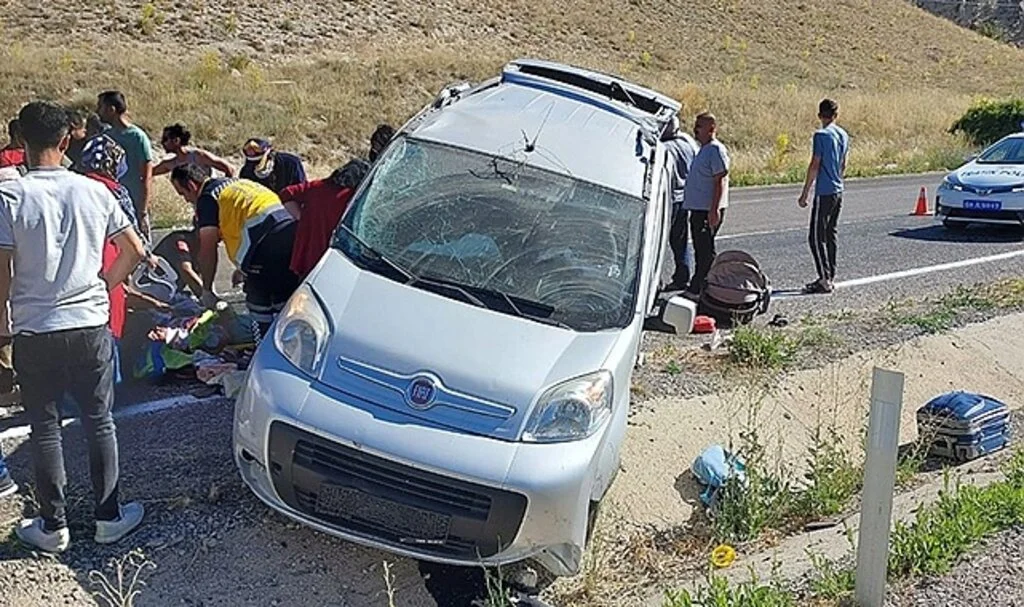 Yoldan çıkan araç su kanalına girdi; 1 ölü 5 yaralı
