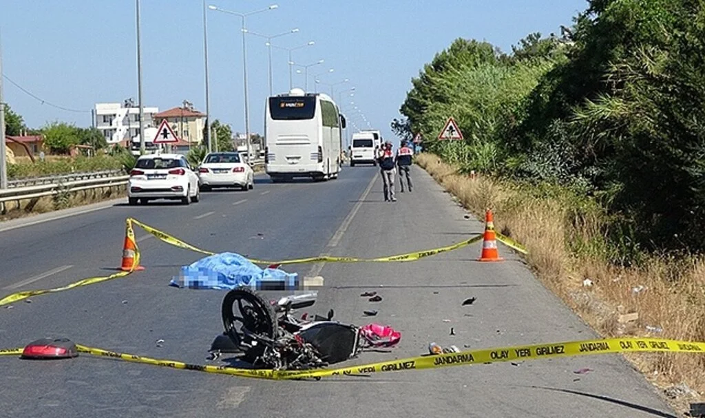 Yolu 300 metre kısaltmak için girdiği ters yönde motosiklete çarpıp kaçtı: 1 ölü