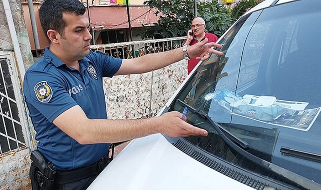 Yorgun mermi aracın camına isabet etti