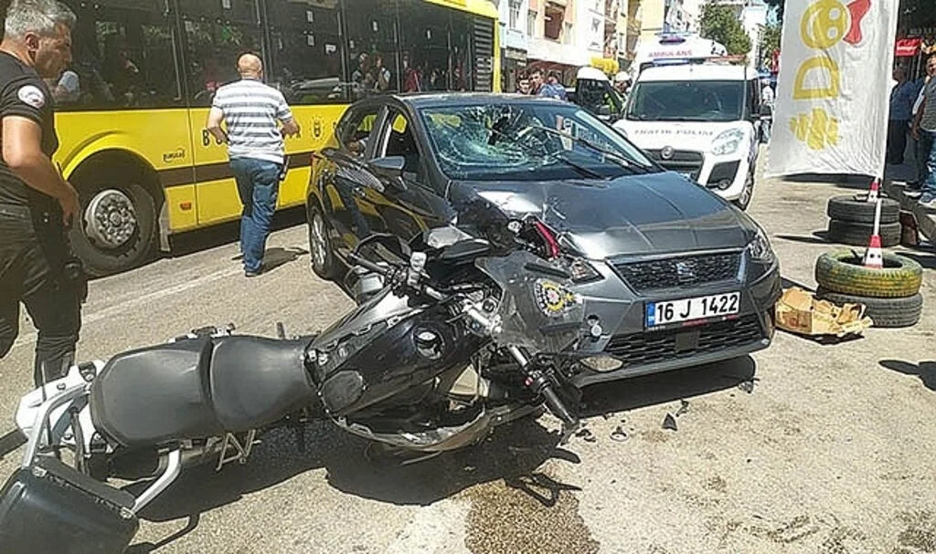 Yunus polisleri ile otomobil çarpıştı: 2 polis yaralandı
