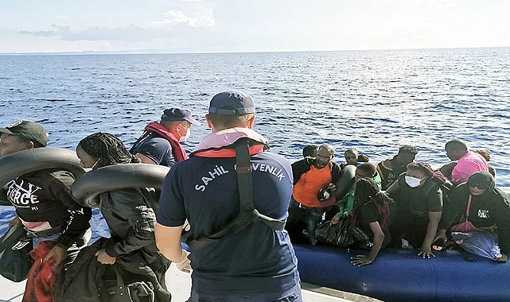 104 düzensiz göçmen kurtarıldı