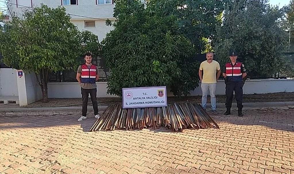 13 farklı hırsızlık olayına karışan şüpheli, 220 saat güvenlik kayıtlarının incelenmesiyle yakalandı
