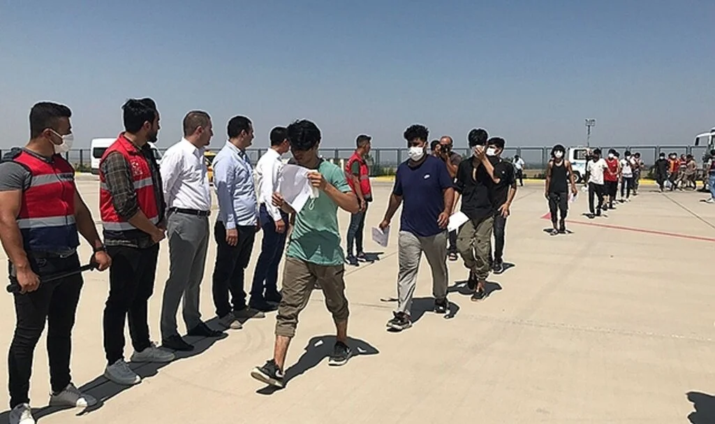 136 Afganistanlı göçmen ülkelerine gönderildi