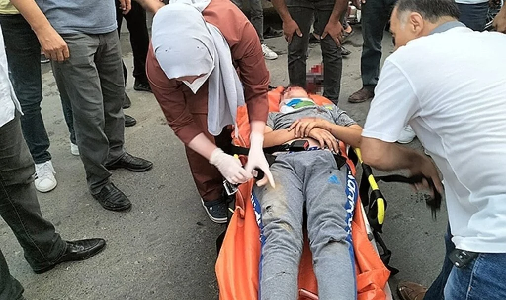 14 yaşındaki çocuğun kullandığı plakasız motosiklet kazaya karıştı: 2 yaralı