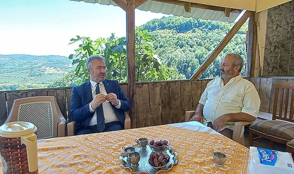 19 Mayıs Belediye Başkanı Osman Topaloğlu'ndan hacılara zemzem suyu ve hurma