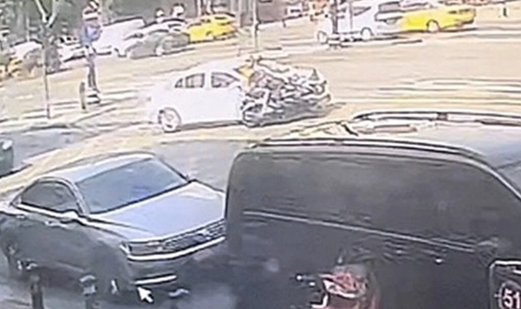 2 kişinin yaralandığı feci kaza kamerada