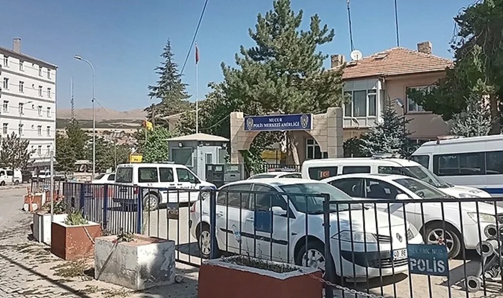 20 günlük çocuğunu döverek öldürdü