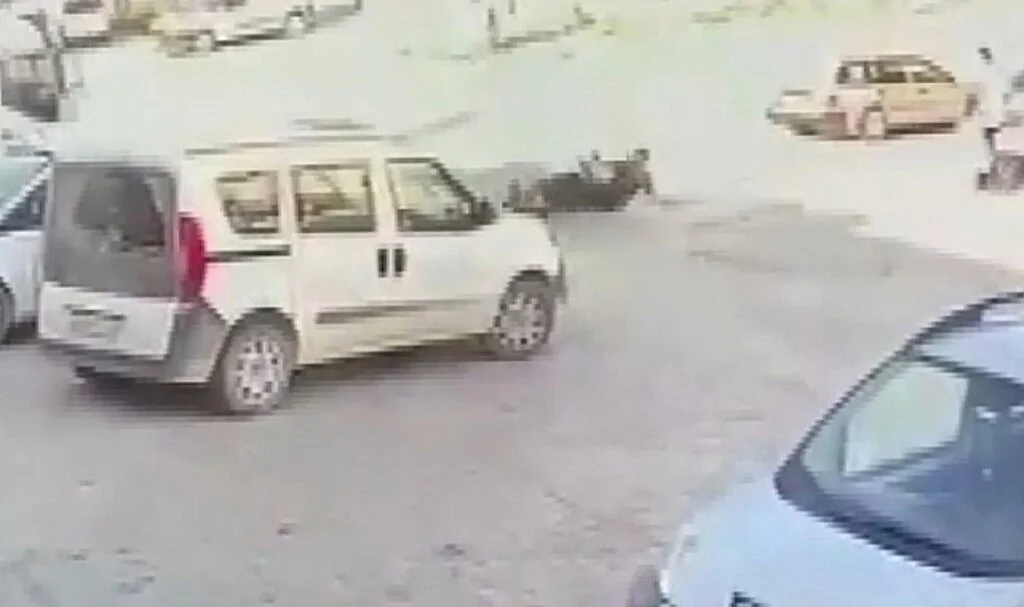 20 yaşındaki motosiklet sürücüsünün tırın altında kaldığı anlar ortaya çıktı